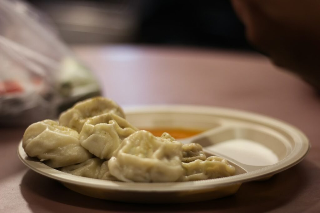 Plate of steamed momos with chutney